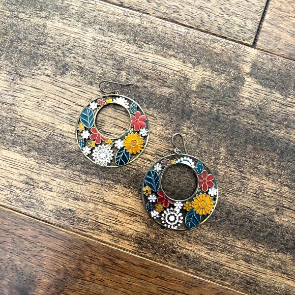 🌻3/$15 free shipping Bohemian flower earrings - Picture 2 of 3